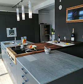 Moderne und zeitlose Zeilenküche mit Insel und Theke aus Holz