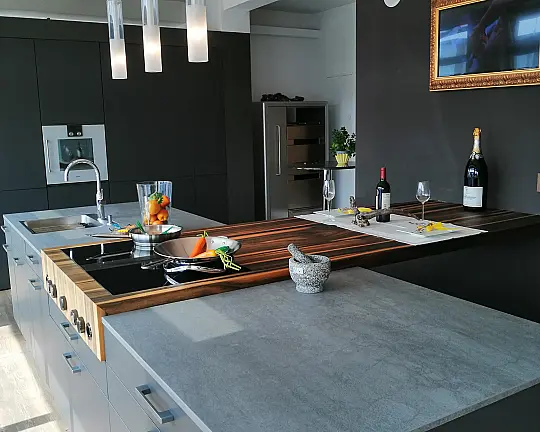 Moderne und zeitlose Zeilenküche mit Insel und Theke aus Holz - BONDI 239 / TOCCO 254  Frontfarbe: 284 carbongrau
