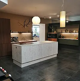 Moderne, zeitlose Zeilenküche mit Insel in 2 Farben