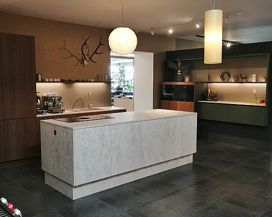 Moderne, zeitlose Zeilenküche mit Insel in 2 Farben - A 375   Frontfarbe: AV 3050 Granit-beige + Farbe Nussbaum-elegant + olivgrün metallic Polymerglas