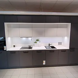 Moderne Nolte Küche mit Passepartout -Planung inkl. Falmec & Siemens Geräten