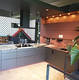concept130 SMART – Moderne Eleganz in Steingrau metallic Polymerglas , Amarant & Calacatta Gold