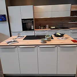 trendige Küchenzeile mit Kochinsel / K002
