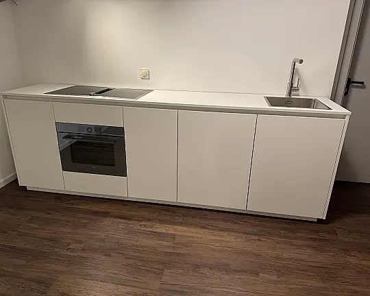 White - Die Luxuszeile mit Massivholz und besten Geräten von Gaggenau & V-Zug | Aufbau flexibel möglich! - S187 by JB | Die Manufaktur