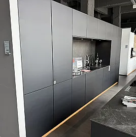 Küchentraum in schwarz Samtmatt mit Keramik Arbeitsplatte, Bora Professional und Neff Kaffeevollautomat