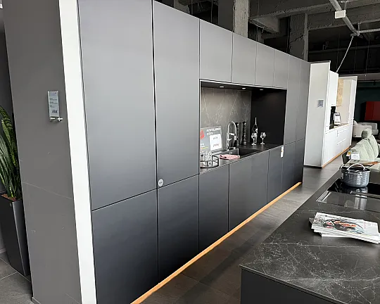 Küchentraum in schwarz Samtmatt mit Keramik Arbeitsplatte, Bora Professional und Neff Kaffeevollautomat - Siena Schwarz