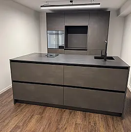 Moderne Inselküche mit Stahleffektlack und Dekton-Arbeitsplatten | Eiche Schubkästen | Bora | Gaggenau | Liebherr | V-Zug | Dornbracht
