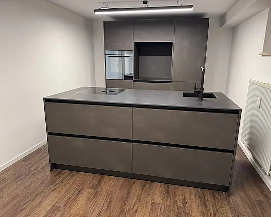 Moderne Inselküche mit Stahleffektlack und Dekton-Arbeitsplatten | Eiche Schubkästen | Bora | Gaggenau | Liebherr | V-Zug | Dornbracht - Steel-Sirius