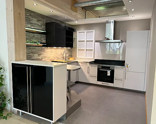 - moderne Küche mit ergonomisch abgesenkter Kochstelle - Systemat - AV 2035 Polarweiß Mattlack