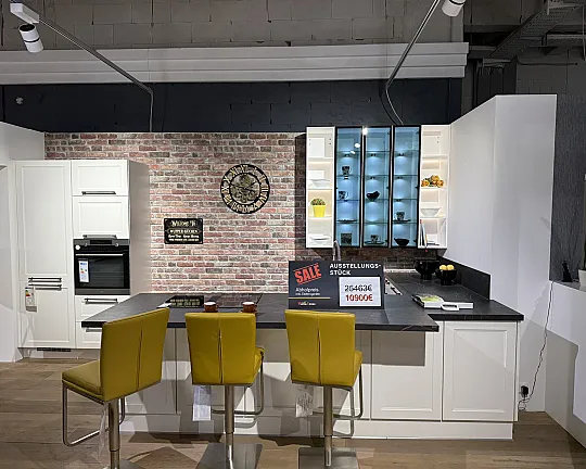 Wunderschöne Küche im Loft Stil - Cascada in weiß matt mit Keramik Arbeitsplatte 5 Jahre auf Holz und Elektrogeräte