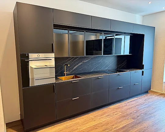 Extravagante Designzeile mit erlesenen Materialien wie Keramik - Holz - Glas - Kupfer - Leder - HPL - Unico