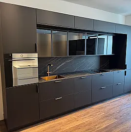 Extravagante Designzeile mit erlesenen Materialien wie Keramik - Holz - Glas - Kupfer - Leder - HPL