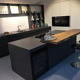 moderne und zeitlose Küche in anthrazit mit Edelstahl Arbeitsfläche