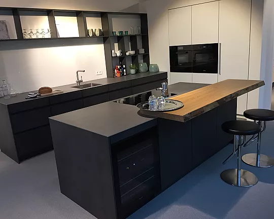 moderne und zeitlose Küche in anthrazit mit Edelstahl Arbeitsfläche - Concrete-A und Classic-FS