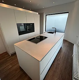 Grifflose Küche mit hochwertigen Details - ohne Elektrogeräte, nur Möbelteile