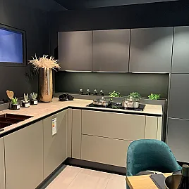 Häcker Ausstellungsküche - Acrylglasfronten in Farbkombination Steingrau metallic und Sandgrau metallic inklusive NEFF Einbaugeräte Set und 75 cm breitem Kühlschrank