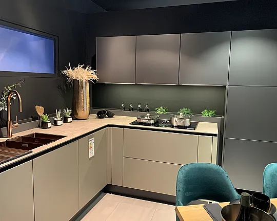 Häcker Ausstellungsküche - Acrylglasfronten in Farbkombination Steingrau metallic und Sandgrau metallic inklusive NEFF Einbaugeräte Set und 75 cm breitem Kühlschrank - AV 5015 Steingrau metallic / AV 5015 Sandgrau metallic
