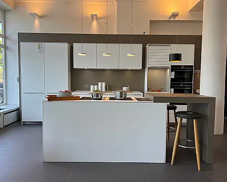 bulthaup b3 DFK2 Laminat/Kunststoff 88 lehm 2/Q8 alpinweiß 3 · Musterküche b3 Laminat lehm/weiß mit Insel