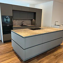 Moderne Designküche mit viel Stauraum in gedeckter Farbkombination und Top Geräten von Gaggenau/V-Zug/Liebherr
