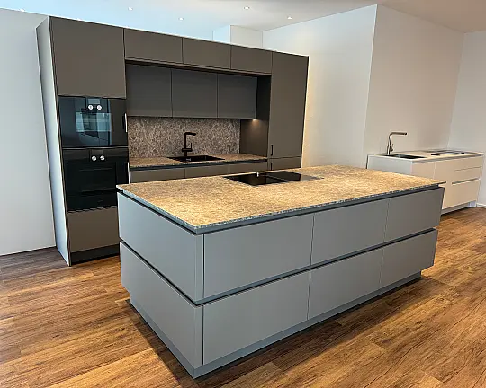 Moderne Designküche mit viel Stauraum in gedeckter Farbkombination und Top Geräten von Gaggenau/V-Zug/Liebherr - Londra