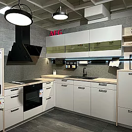 L-Küche mit zwei unterschiedlichen Arbeitshöhen & hochgebautem Geschirrspüler