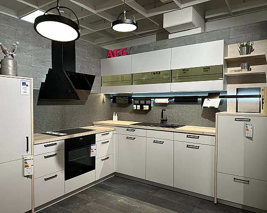 L-Küche mit zwei unterschiedlichen Arbeitshöhen & hochgebautem Geschirrspüler - Touch Seidengrau