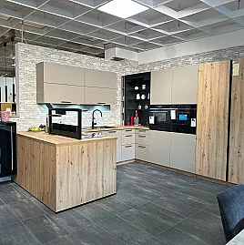 Design U-Küche mit Halbinsel und beeindruckender Ausstattung