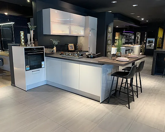 Wunderschöne Winkelküche mit Theke, Muldenlüfter und schwarzen Siemens Backofen - Concept 130 Laser Brilliant Kashmir / Spachtelbeton schwarz