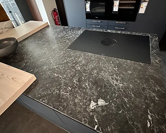 Moderne Design-Inselküche in Nachtblau Mattlack Ultramatt, Rückwände Kastanie hell inkl. Sitzbank - X-Line