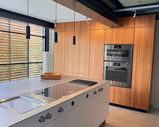 Modern. Zeitlos. Luxus. - Finisio nutwood / 02C GL Nubo C arktis