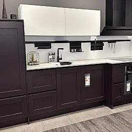 Moderne Landhausküche in Esche lackiert purpurviolett mit Mattlack UV Kristallweiß