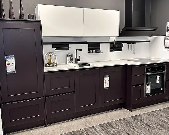 Moderne Landhausküche in Esche lackiert purpurviolett mit Mattlack UV Kristallweiß - Pro