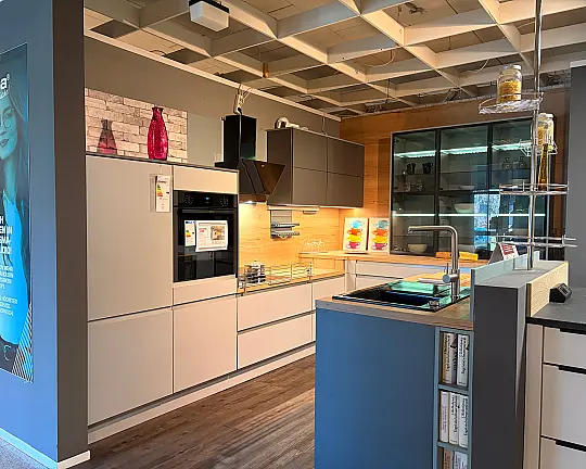 Moderne Einbauküche im Grauton mit Holz abgesetzt - Smaragd Steingrau kombiniert mit Schiefergrau