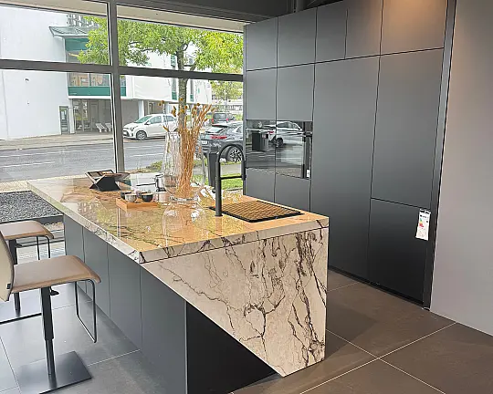 Schüller Küche mit Top-Bosch-Geräten und einzigartiger Keramik-Arbeitsplatte + HWR-Raum! - SmartGlass Schwarz matt