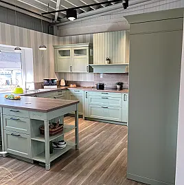 Schöne gemütliche Landhausküche in Pastell Grün