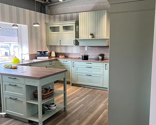 Schöne gemütliche Landhausküche in Pastell Grün - Grüne Landhaus Küche Echtholz lackiert AV 6035