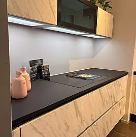 Carrara-Chic: Grifflose Designküche in edler Marmor-Optik