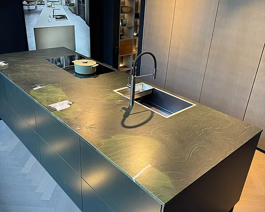 NX640 Eiche elegant graphitgrau - NX640 Eiche elegant graphitgrau & Insel Jaguargrün