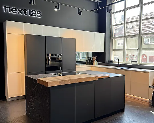 kristallweiße NX240 mit freistehender DEKTON Insel in Keramik - NX240 SensiQ kristallweiß