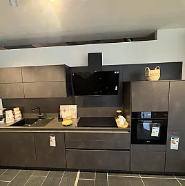 Hochwertige Ausstellungsküche inkl. Markengeräte