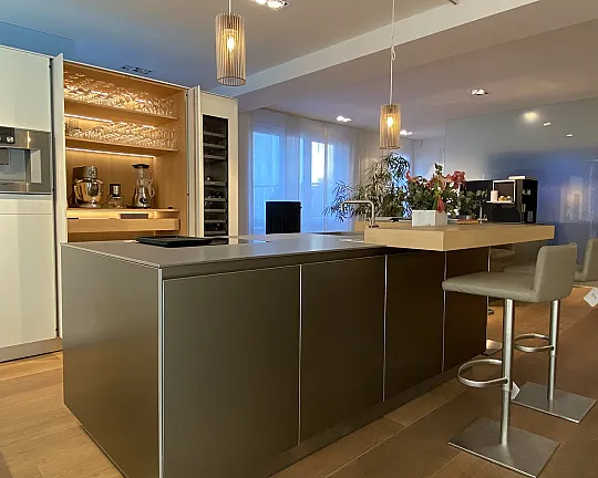 Arbeitsinsel mit Koch- und Wasserstelle - b3