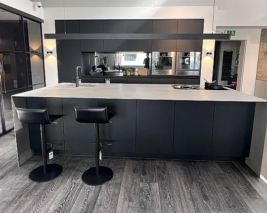 eggersmann Luxusküche mit 5mm starker Arbeitsplatte in massiv Edelstahl - Paso Schichtstoff supermatt Nano schwarz