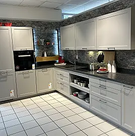 Ausstellungsküche 110, Cheyenne Lacklaminat in Steingrau mit Granitarbeitsplatte, Landhausstil L-Form