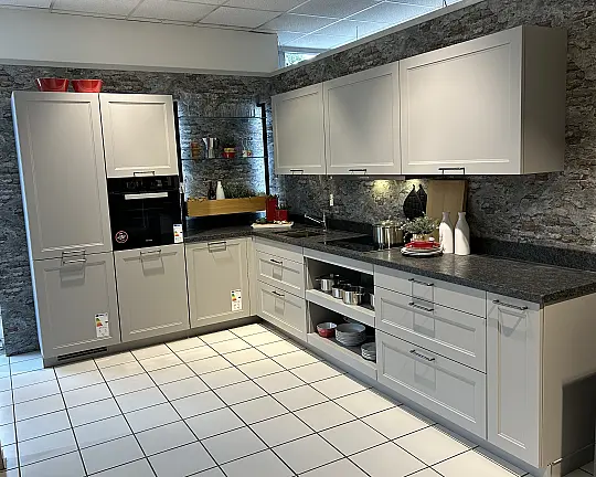 Ausstellungsküche 110, Cheyenne Lacklaminat in Steingrau mit Granitarbeitsplatte, Landhausstil L-Form - Cheyenne Lacklaminat