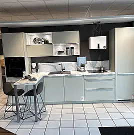 Ausstelungsküche 109, Küchenzeile, Frabe Jade mit Sitzplatz und 2 Tresenhockern, Lack Antifingerprint