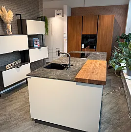 Echtholz trifft Design – Musterküche im Abverkauf