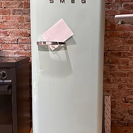 Retro-Kühlschrank in Pastellgrün
