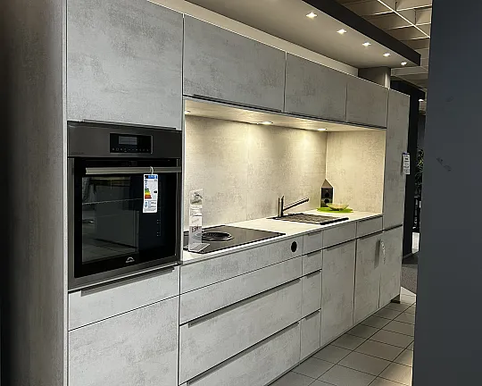 Moderne Küchenzeile in hellem Beton-Design - RIVA Weißbeton Nachbildung