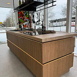 - Moderne Landhausküche mit Fronten in pastellgrün und Echtholz Eiche und Wiener-Geflecht-Prägung