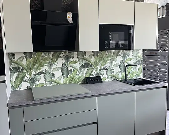 Modell „Senso“ in Olive Premium matt mit hochwertiger AEG-Ausstattung - Grifflosen Line N-Konzept einzeilig